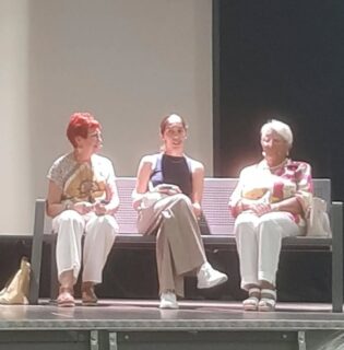 Imatge de la participació d'El Centru, amb la Cati, l'Anna i l'Àgueda, a les jornades sobre l'edatisme diumenge a Arenys de Munt.