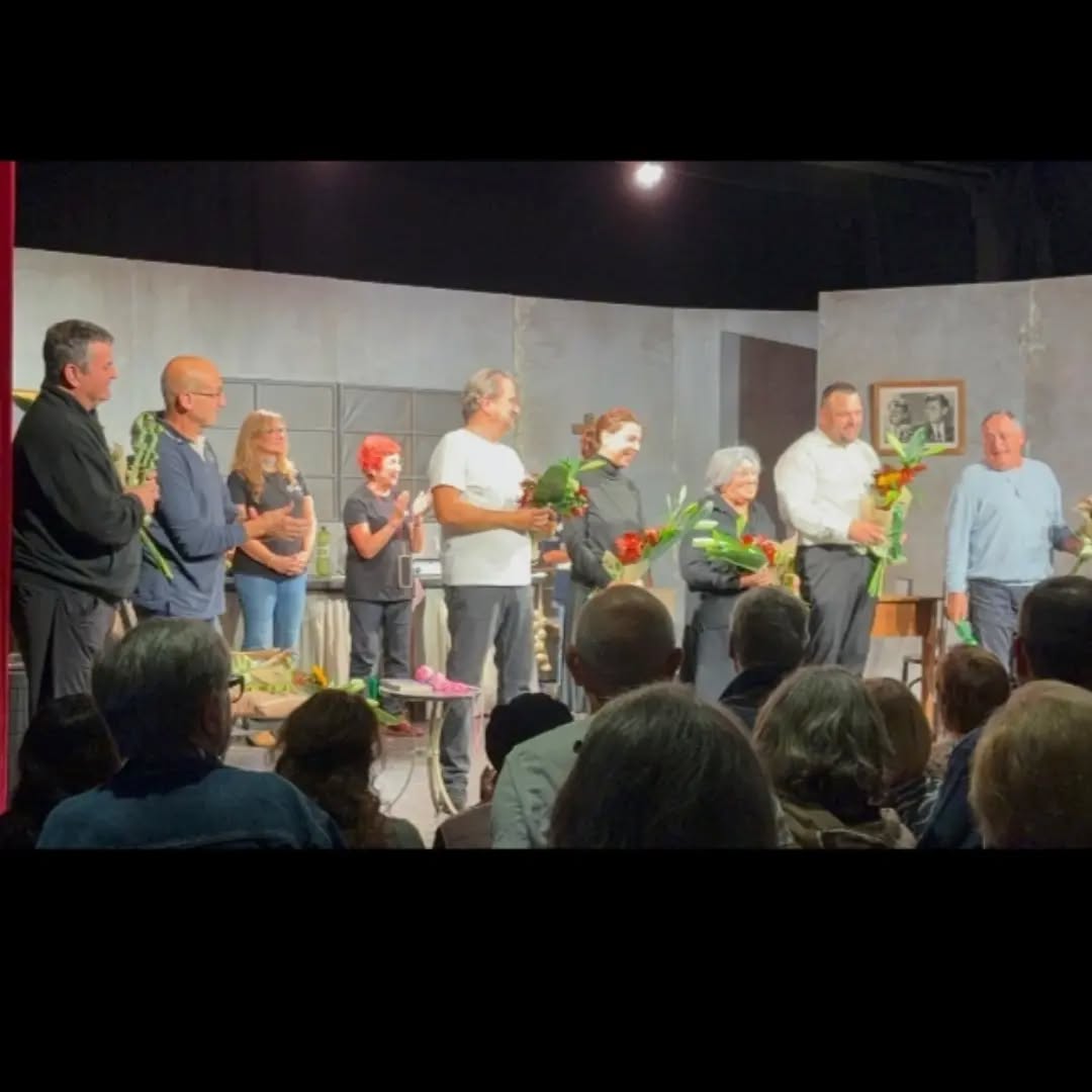 Aquest cap de setmana al TMC-CENTRU hem acomiadat LA REINA DE BELLESA DE LEENANE. Un projecte que va començar el 2021 i que ha tingut un llarg recorregut arreu de Catalunya i que ha rebut nombrosos reconeixements en aquests cinc anys dalt dels escenaris. Des d'El Centru volem fer un agraïment a tots els que heu fet possible aquest projecte, Quim D., Josep Maria, Quim R., Cati, Montse, Ferran, Alfred i tots els que hi han col·laborat. I també un agraïment molt gran als milers d'espectadors que ens heu fet costat. ❤️❤️❤️